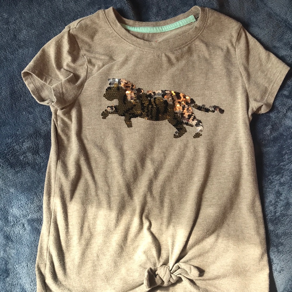 Girls shirt size M 7/8
